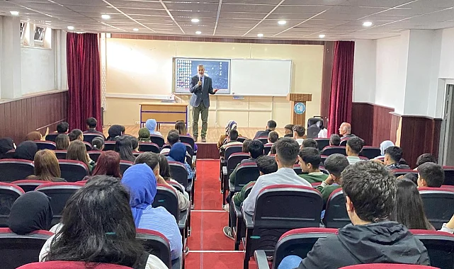 Gazeteci Yazar Metin Özmen 150. konferansını Bitlis'te verdi