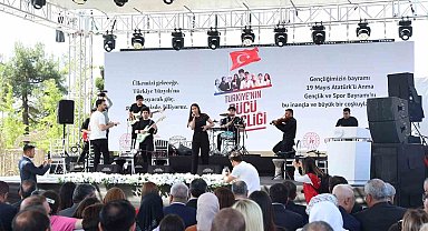 Gaziantep Büyükşehirin destekleriyle 200 öğretmenden Ata'ya zeybekli saygı duruşu