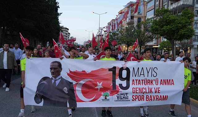 Gaziantep'te 19 Mayıs "Bayraklı Gençlik Yürüyüşü" ile kutlandı