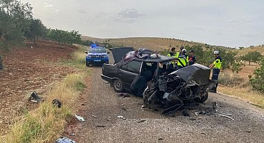 Gaziantep'te iki otomobil kafa kafaya çarpıştı: 1'i ağır 8 yaralı