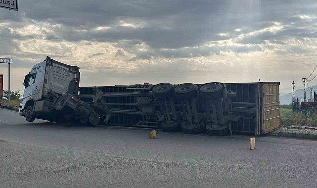 Gaziantep'te pamuk yüklü tırın dorsesi yan yattı
