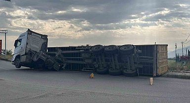 Gaziantep'te pamuk yüklü tırın dorsesi yan yattı