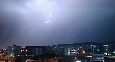 Gaziantep'te sağanak ve dolu etkili oldu, şimşekler geceyi aydınlattı