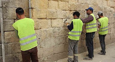 Gaziantep'te taş ustaları 1 Mayıs'ta da ekmeklerini taştan çıkartıyor