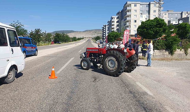 Gaziantep'te traktör ile çarpışan araç kanala uçtu: 4 yaralı