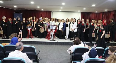 Gaziosmanpaşa'da Anneler Günü kutlamaları renkli görüntülere sahne oldu