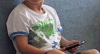 Gaziosmanpaşa'da feci kaza kamerada: 5 yaşındaki çocuk, abisinin indiği öğrenci servisinin altında kaldı