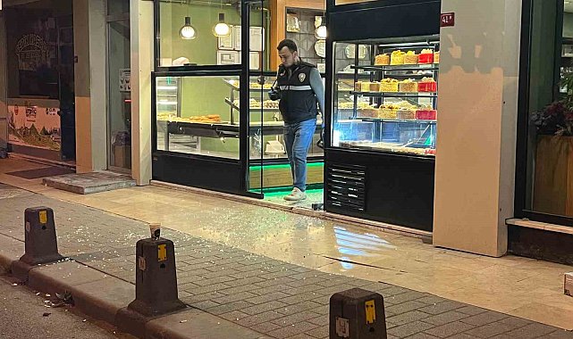 Gaziosmanpaşa'da husumetlisinden kaçarak kafeye saklanan genç, silahlı saldırıda yaralandı