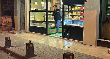 Gaziosmanpaşa'da husumetlisinden kaçarak kafeye saklanan genç, silahlı saldırıda yaralandı