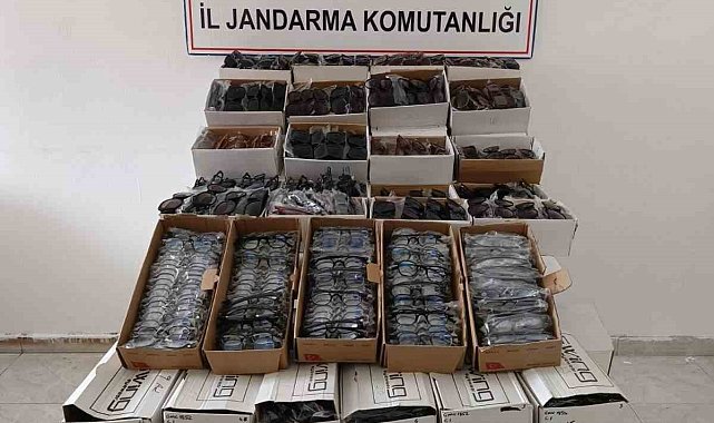 Gazipaşa'da araçta 3 bin kaçak gözlük ele geçirildi