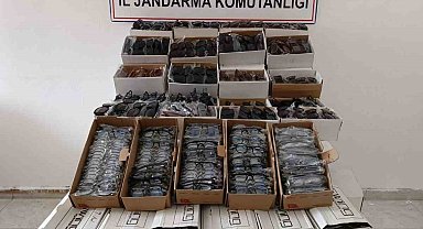 Gazipaşa'da araçta 3 bin kaçak gözlük ele geçirildi