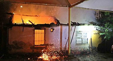 Gecekondu alev alev yandı, sokağa dökülen mahalleli kediler için gözyaşı döktü