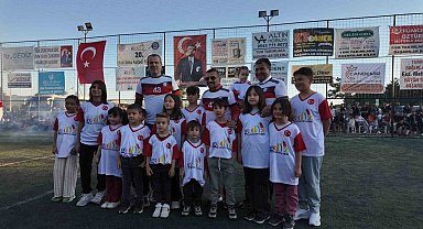 Gediz'de halı saha turnuvası, eski milli futbolcu Saffet Sancaklı'nın katıldığı finalle sona erdi