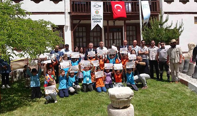 Geleceğin arkeologları olan minikler, Yozgat Müzesi'nde örnek kazı yaptı