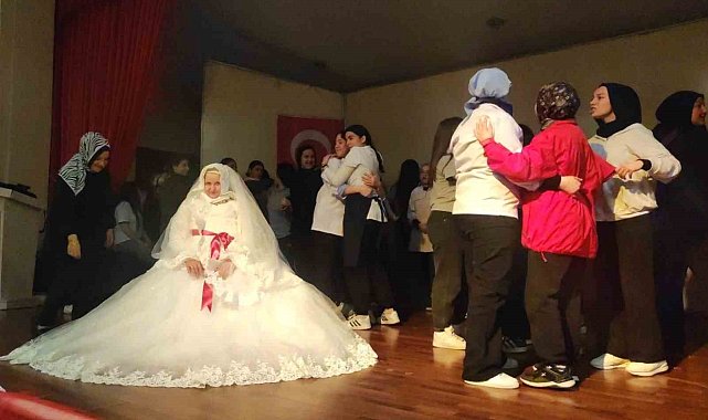 Gelinlik giyme hayali 65 yaşında gerçek oldu