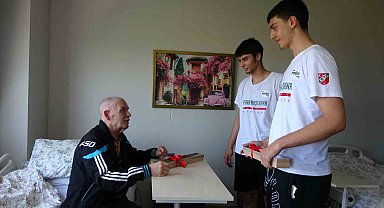 Genç basketbolculardan yaş almışlara anlamlı ziyaret