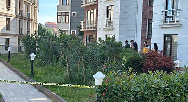 Genç kadın apartman önünde ölü bulundu