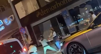 Gençler caddeyi boks ringine çevirdi, yumruklar havada uçuştu