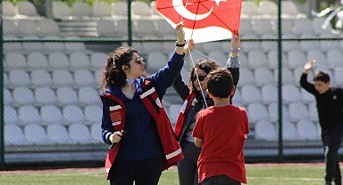 Gençler, çocuklar ve özel bireyler uçurtma şenliğinde buluştu