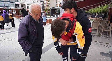 Gençler hayat kurtarmayı öğretti, vatandaşlar uygulamalı ilk yardım dersi aldı