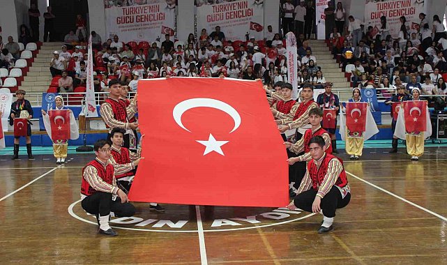 Gençlerin gösterileri ayakta alkışlandı