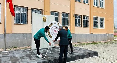 Gençlik haftası coşkusu çelenk sunma töreni ile başladı