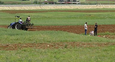 Gercüş'te çiftçiler karpuz ve kavun tohumlarını ekmeye başladı