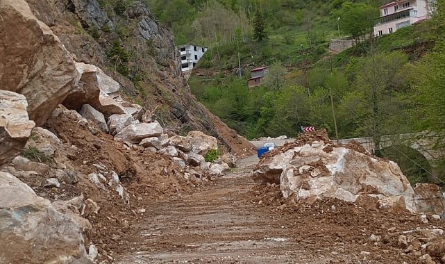 Giresun'da heyelan nedeniyle kapanan yol kontrollü olarak ulaşıma açıldı