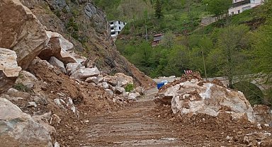 Giresun'da heyelan nedeniyle kapanan yol kontrollü olarak ulaşıma açıldı