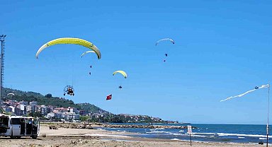 Giresun'da paramotor gösterisi nefes kesti