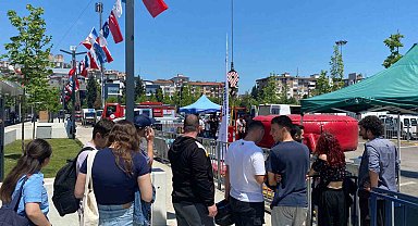 Gökyüzünde adrenalin dolu anlar: Çanakkale türküsünü söyledi