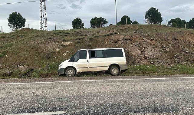 Gölbaşı'ndan minibüs şarampole savruldu: 3 yaralı