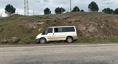 Gölbaşı'ndan minibüs şarampole savruldu: 3 yaralı