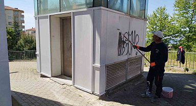 Gölcük'te üst geçitlerin bakımı yapılıyor