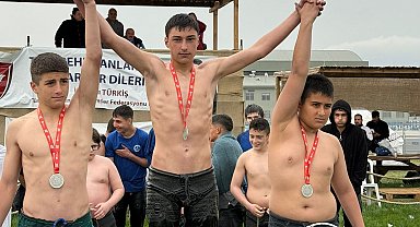 Gölcüklü pehlivanlar başarıya doymuyor