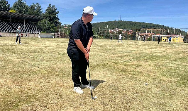 Golf oynayan huzurevi sakinleri, azim ve enerjileriyle alkış aldı