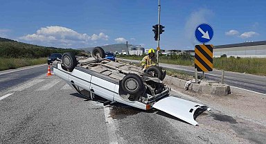 Gönen'de trafik kazası: Takla atan araçta 2 kişi yaralandı