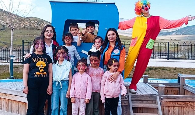 Gönüllü gençler çocukları renklendirdiler