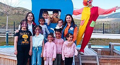 Gönüllü gençler çocukları renklendirdiler