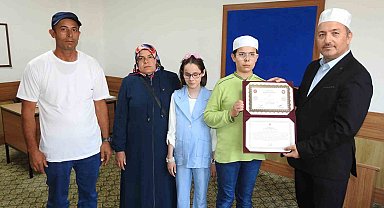 Görme engelli depremzede genç 15 ayda hafız oldu