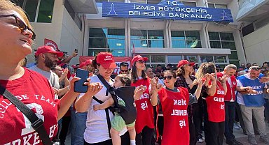 Greve çıkan binlerce işçi İzmir Büyükşehir önünde toplandı