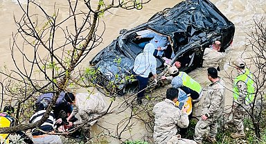 Gümüşhane'de otomobil dereye uçtu aynı aileden 1 çocuk öldü, 4 kişi yaralandı