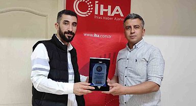 Güneşin Çocukları Spor Kulübü'nden İHA muhabirine plaket