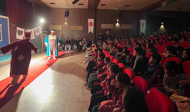 Gürpınarlı çocuklar ilk defa tiyatroyla buluştu