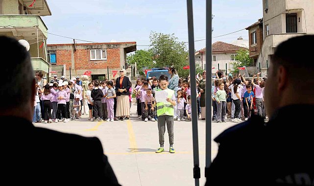Güvenli trafiğin şartlarını 'tebessümle' öğrendiler