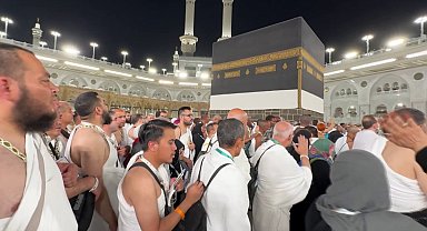 Hacı adayları Kabe'de Gazze için dua ediyor