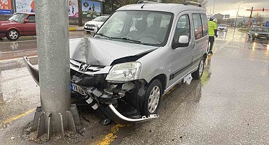 Hafif ticari araç direğe çarptı: 2 yaralı