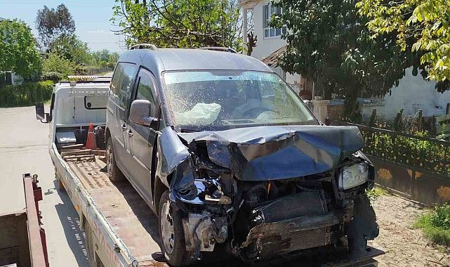 Hafif ticari araç jandarma aracına çarptı: 1 ölü