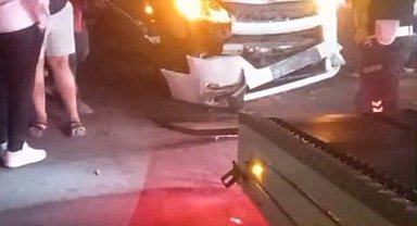 Hafif ticari araç koyun sürüsüne çarptı, 15 koyun telef oldu