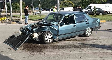 Hafif ticari araç otomobille çarpıştı: 2 yaralı